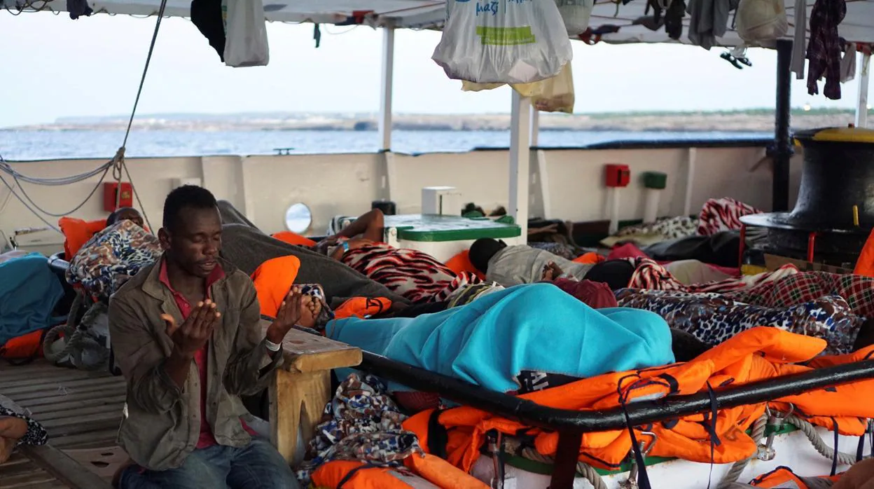 Un migrante reza, este lunes, en el Open Arms, frente a la isla de Lampedusa (Italia)