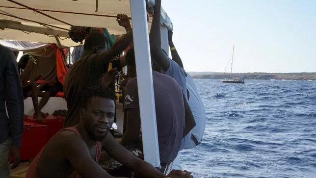 Open Arms plantea trasladar a España en avión a los 107 inmigrantes que están a bordo
