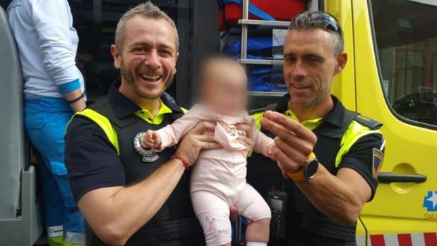 Dos policías logran salvar la vida de una bebé que se estaba asfixiando con un trozo de plástico