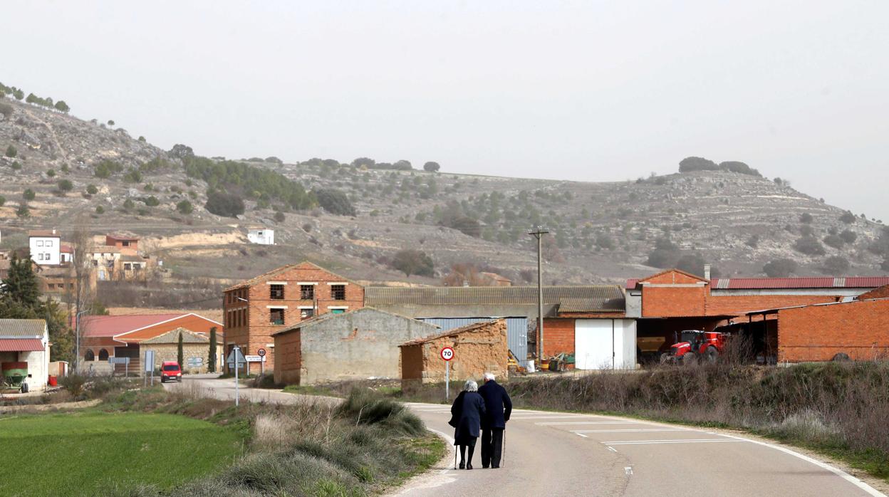 Pareja de personas mayores paseando por la carretera de Valdearcos de la Vega (Valladolid)