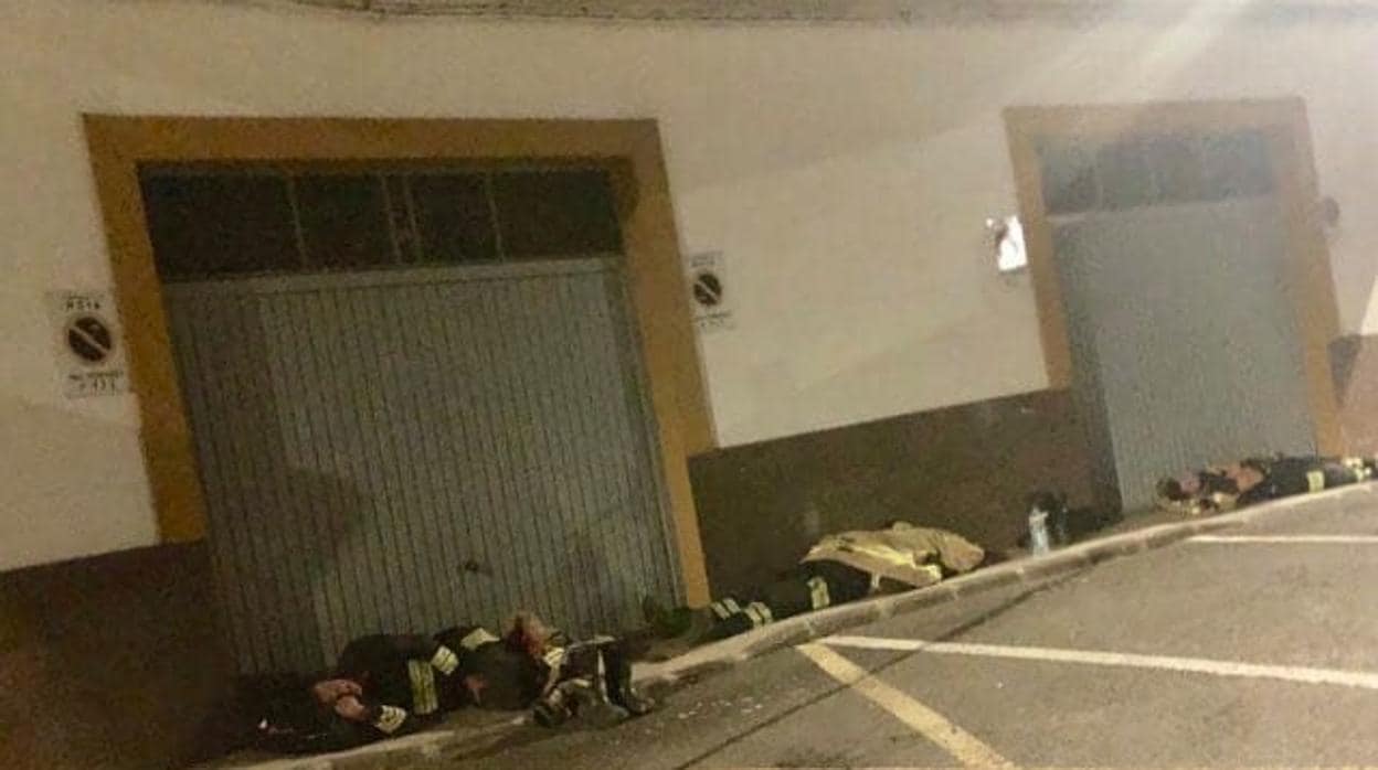 Bomberos que trabajan en el incendio de Gran Canaria duermen en la calle