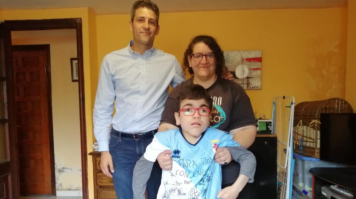 Jonatan y sus padres, con la camiseta de la SD Compostela