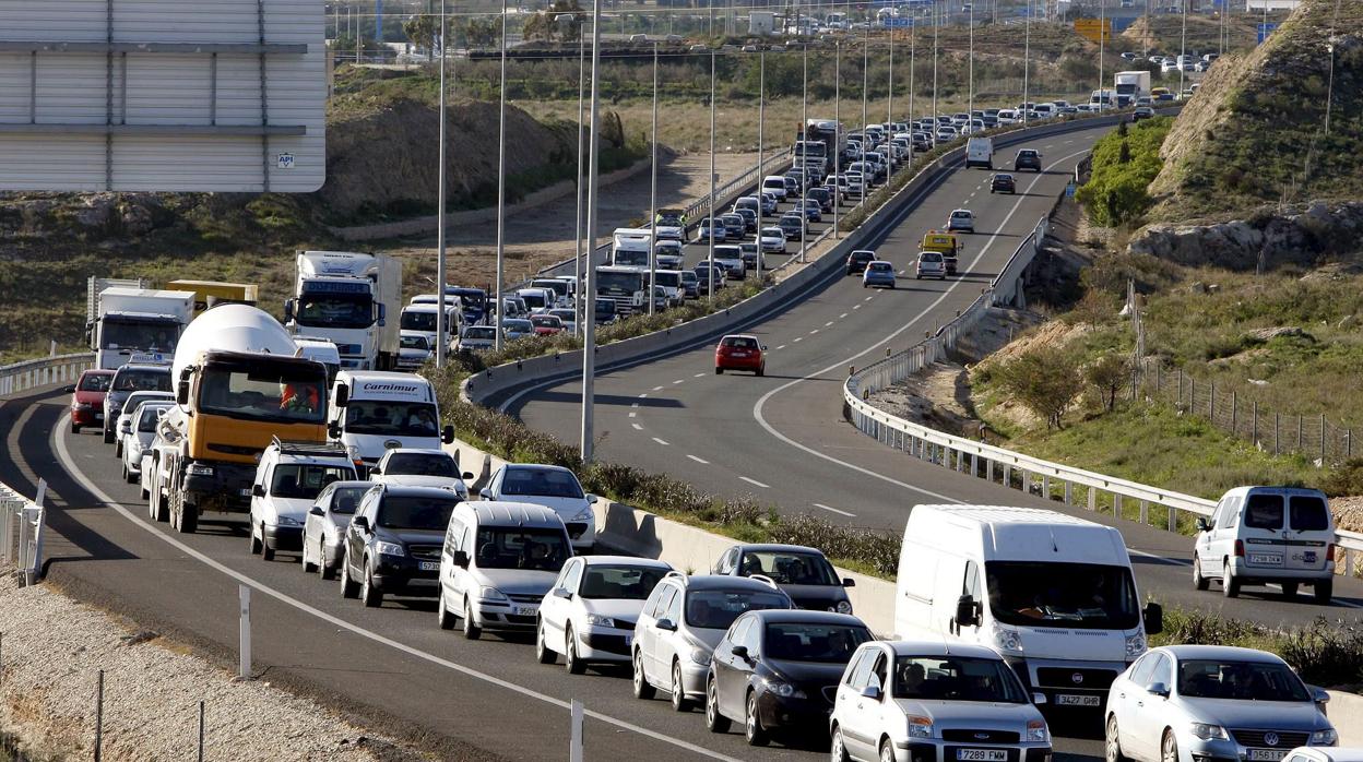 Imagen de archivo de vehículos circulando por una carretera de Alicante