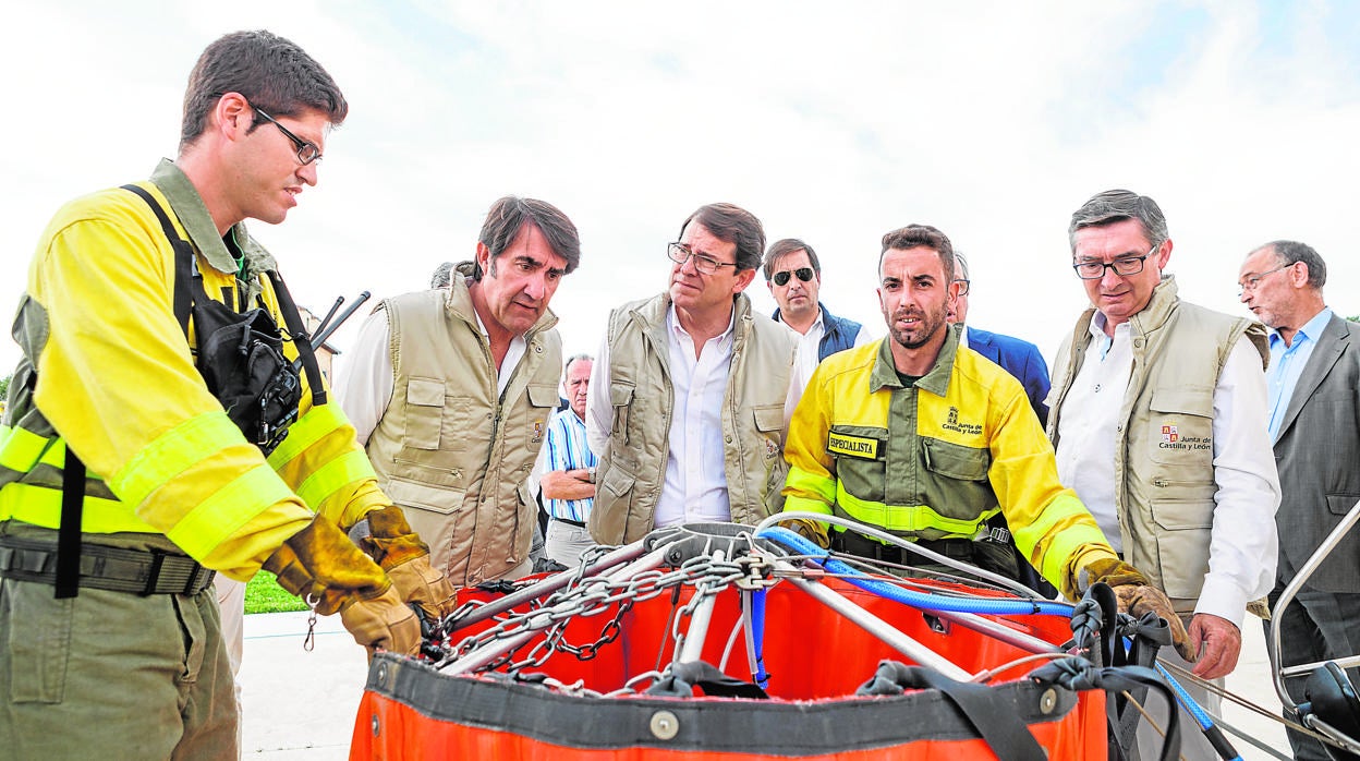 Mañueco y Suárez-Quiñónes, ayer en la base de Las Casillas con las brigadas forestales