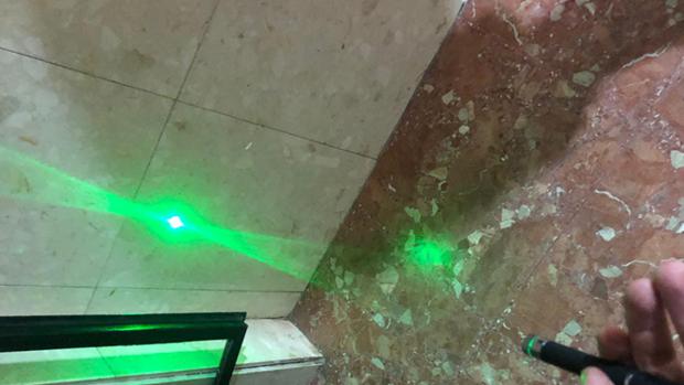 Detienen a un menor por deslumbrar con un láser a varios aviones mientras aterrizaban en Valencia