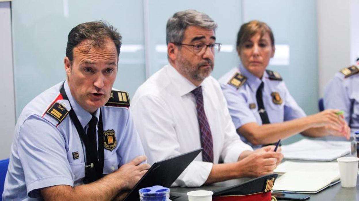 El comisario jefe, Eduard Sallent, ayer con la cúpula de los Mossos