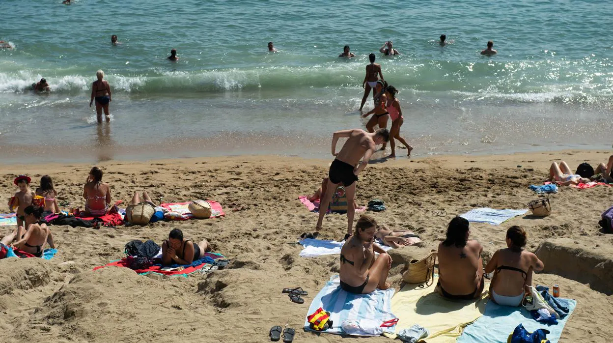 La playa de la Barceloneta, una de las más concurridas de la capital catalana, en una foto de archivo