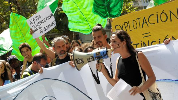 El incendio del Amazonas saca a cientos de personas a la calle en Barcelona