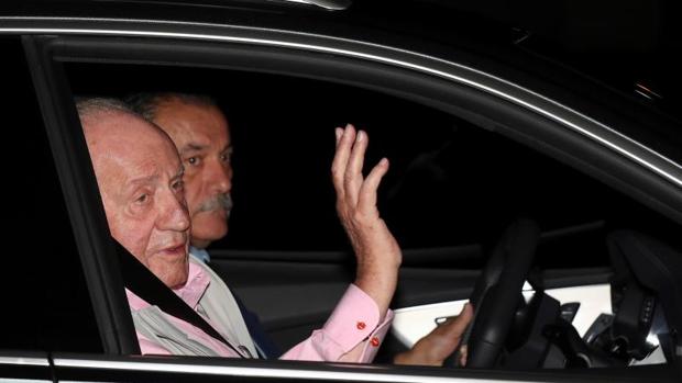 El Rey Juan Carlos llega a la Clínica Quirón para ser operado del corazón: «Me veréis a la salida»