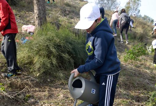 Imagen de un niño participando en una de las campañas educativas de Hidraqua