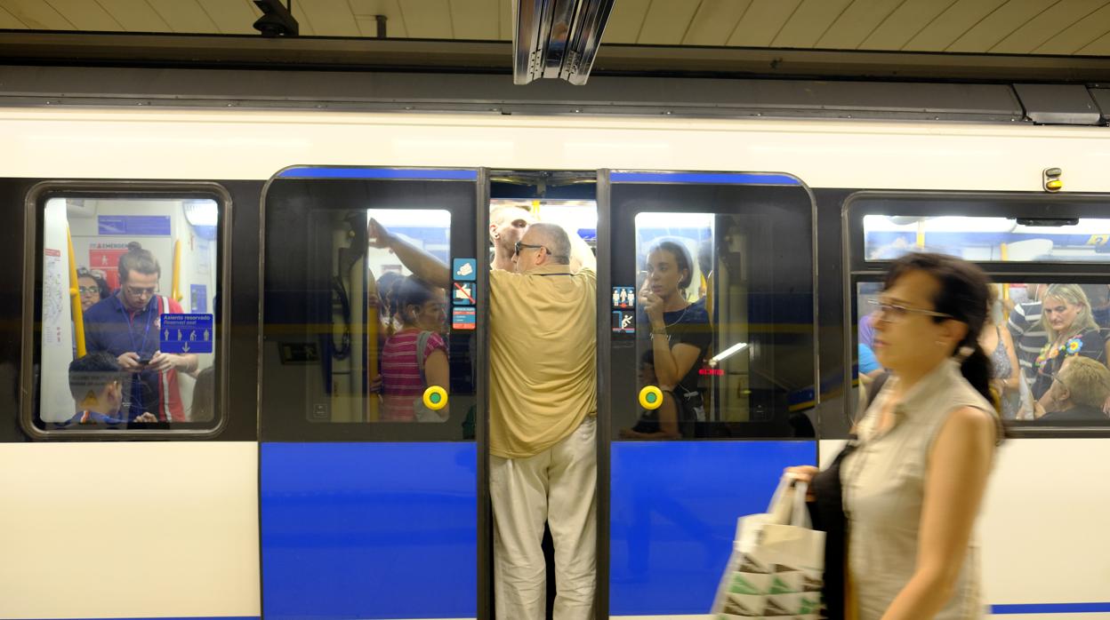 Usuarios del Metro de Madrid este agosto