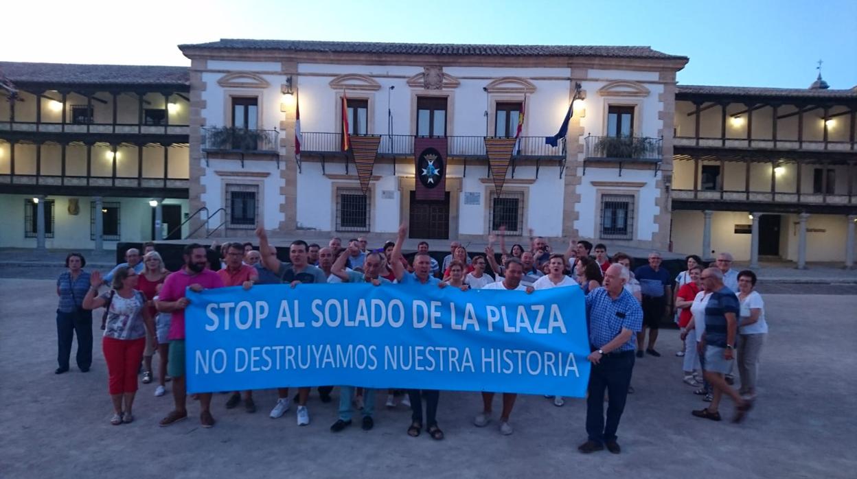 Los manifestantes delante del Ayuntamiento