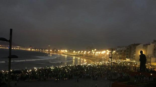 Vídeo: el masivo apoyo en Canarias al Ejército, Guardia Civil, BRIF y Policía por incendio forestal