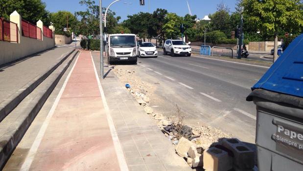 Un todoterreno arrolla a cuatro operarios de limpieza en la acera y los manda al hospital