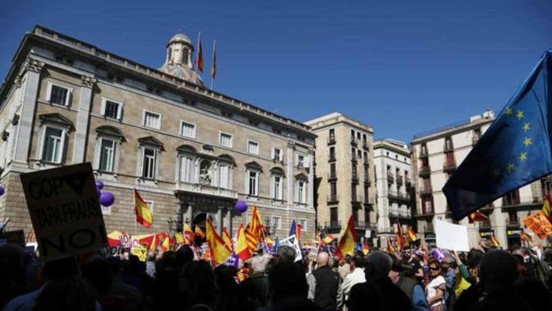 Manifestación constitucionalista en plaza Sant Jaume