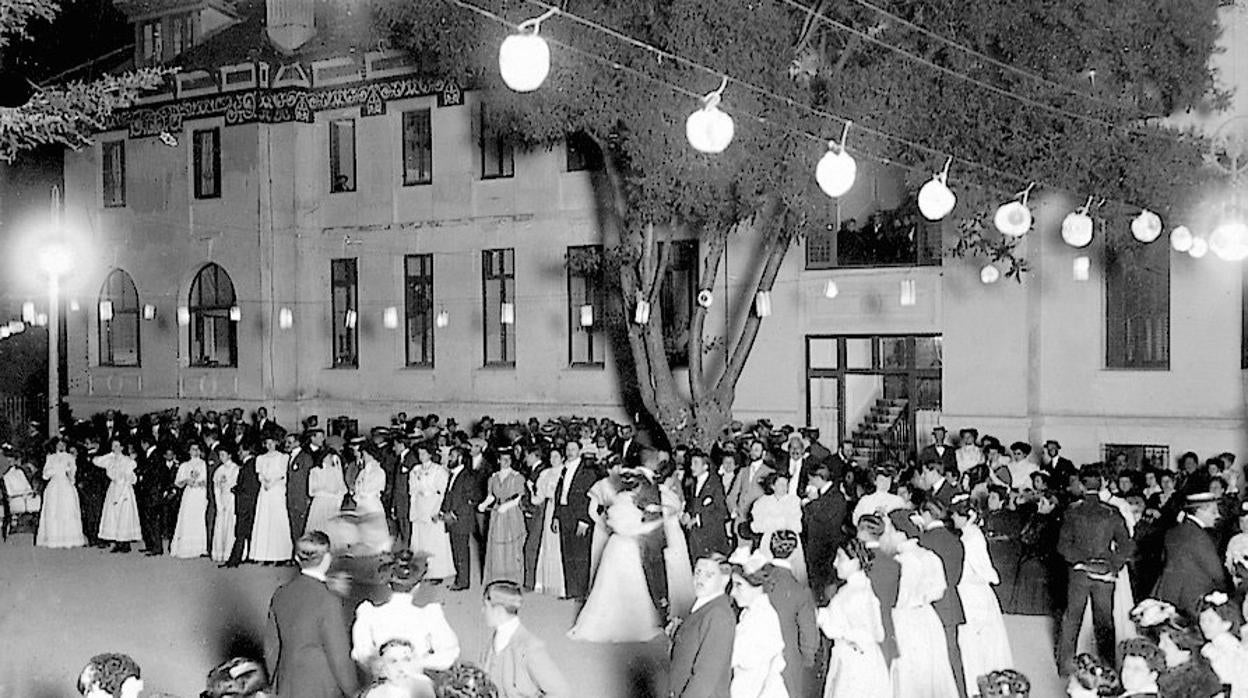 Baile en la colonia veraniega de El Escorial en 1908