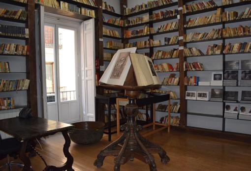 La biblioteca conserva tomos antiguos