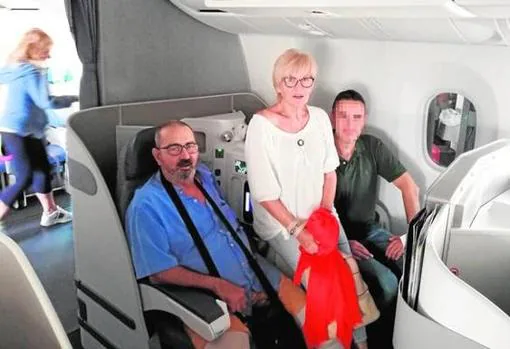 El valenciano con su mujer, Alicia Esteban, y el sanitario, antes de salir el vuelo de República Dominicana a Madrid, este sábado