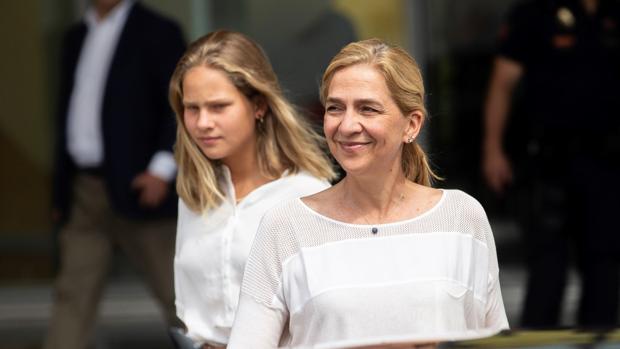 La Infanta Cristina visita con tres de sus hijos a Don Juan Carlos