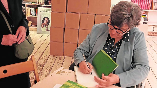 Montse Serrano, librera de +Bernat: «Cada momento de mi vida es un libro»