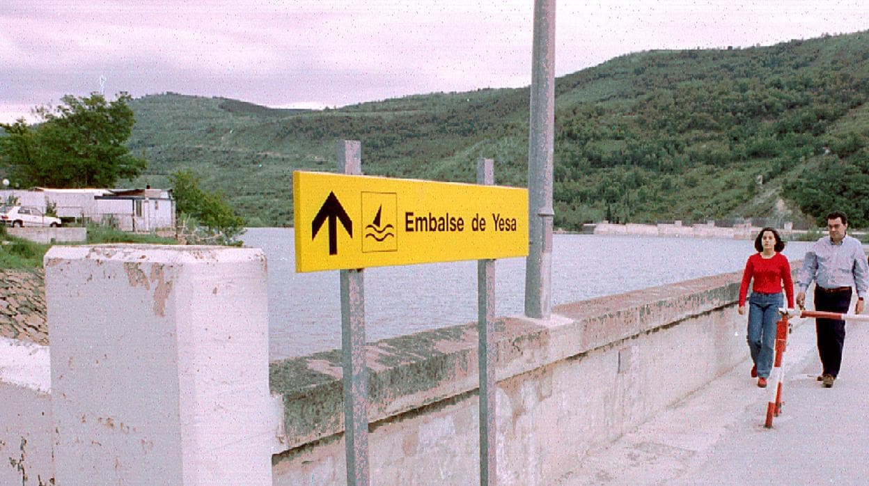 El embalse de Yesa, uno de los que reflejan la sequía que afecta a la margen izquierda de la cuenca del Ebro