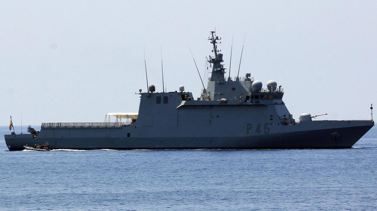 Imagen del buque de la Armada Española Audaz frente a la costa de la isla de Lampedusa