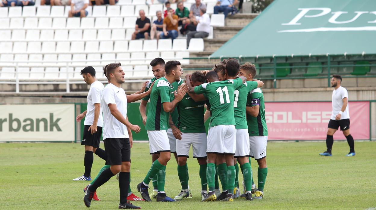 Los jugadores del Toledo celebran uno de los goles del partido ante el Conquense