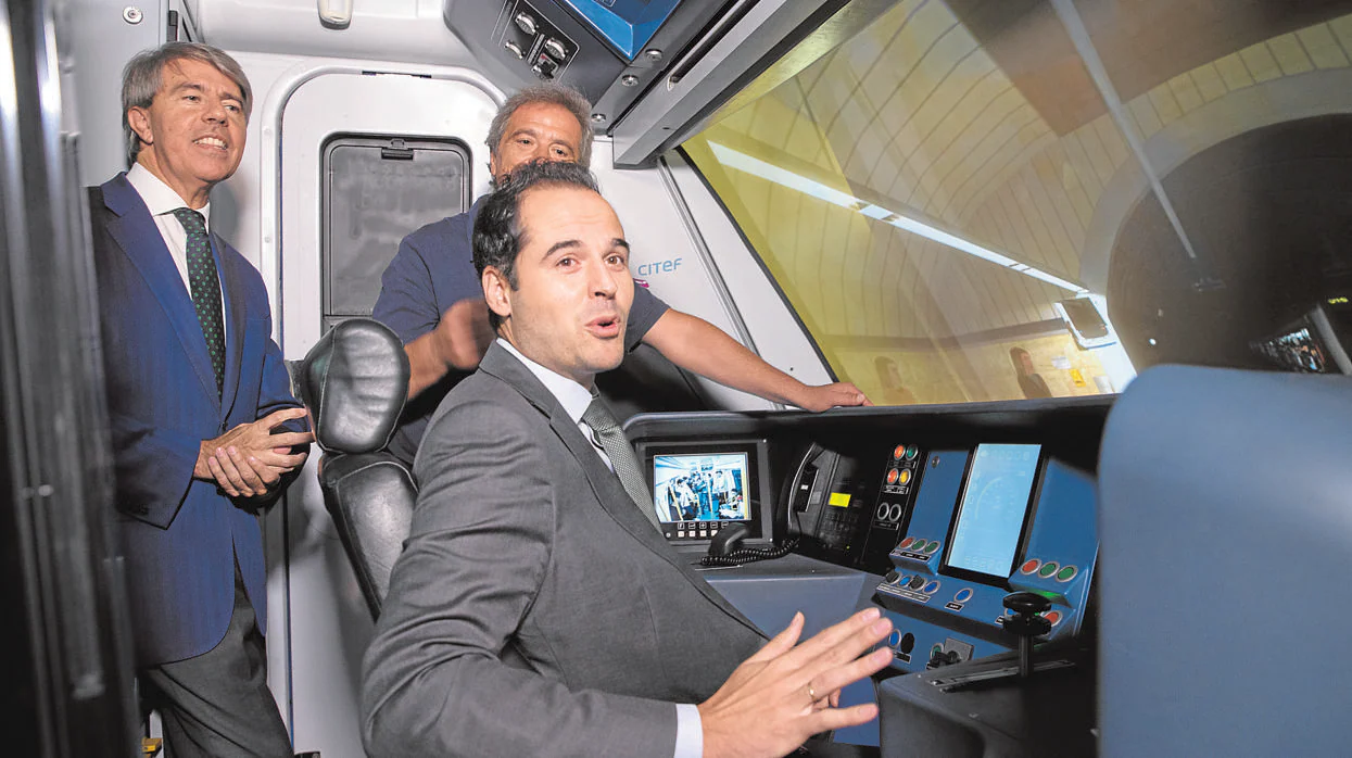 El vicepresidente Aguado y el consejero de Transporte Garrido, en el simulador de conducción de Metro