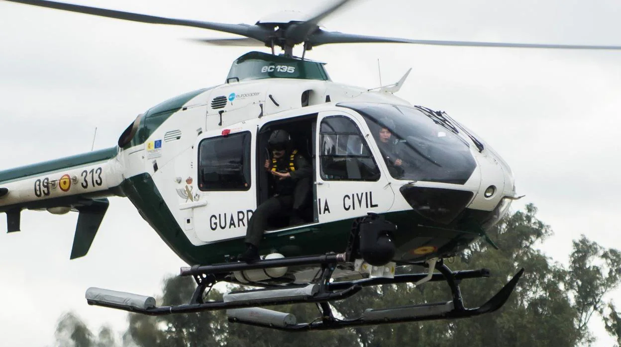 Un helicóptero de la Guardia Civil acudió al rescate del montañero, pero nada pudieron hacer por su vida