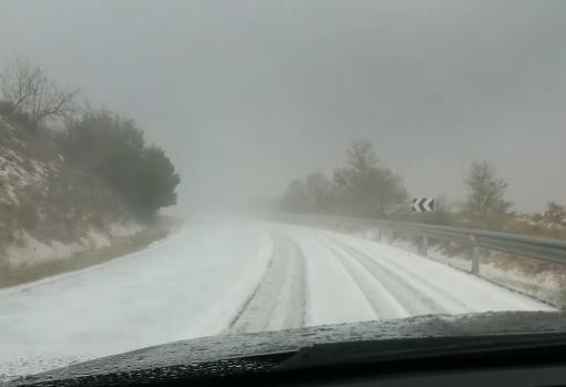 Carretera del valle del Manubles (Zaragoza) cubierta por el pedrisco