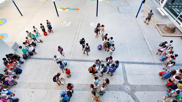Una encuesta vigila el valenciano en el comedor y la megafonía de los colegios