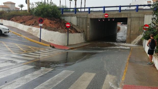 El temporal descarga con intensidad en la Vega Baja y deja varios coches atrapados
