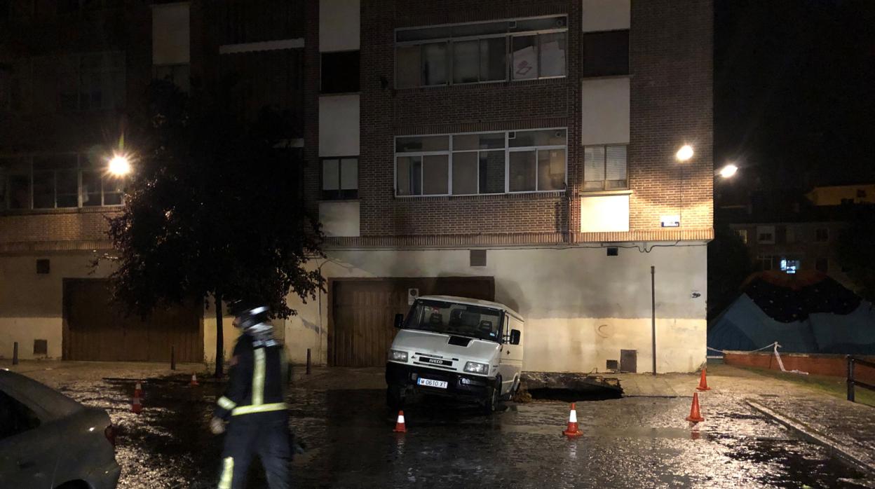 Socavón que obligó a desalojar a familias en un edificio en Segovia