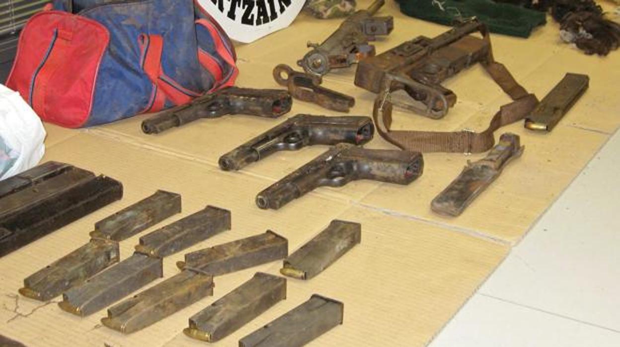 Foto de archivo de armas de ETA encontradas en un zulo