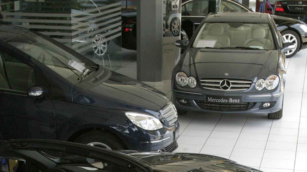 Un modelo Mercedes en un concesionario de la conocida marca