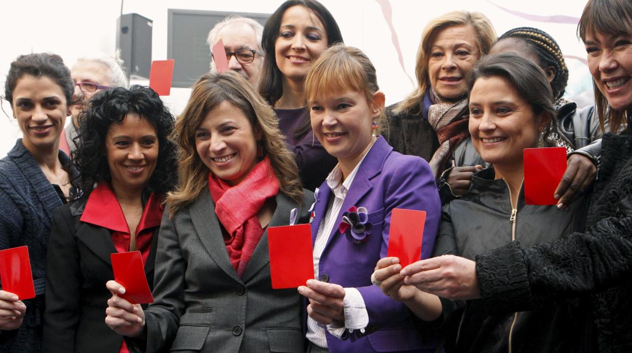 La exministra de Sanidad, Política Social e Igualdad, Leire Pajín (3d), la exsecretaria de Estado de Igualdad, Bibiana Aído (3i) durante un acto en homenaje a las 64 mujeres que murieron asesinadas por sus parejas en noviembre de 2010