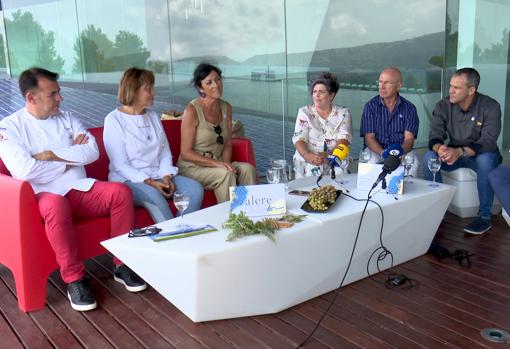 Presentación de Alere/Dolia 2019, con las cocineras, el proveedor, participantes en el certamen y la directora del Auditori Teulada Moraira,