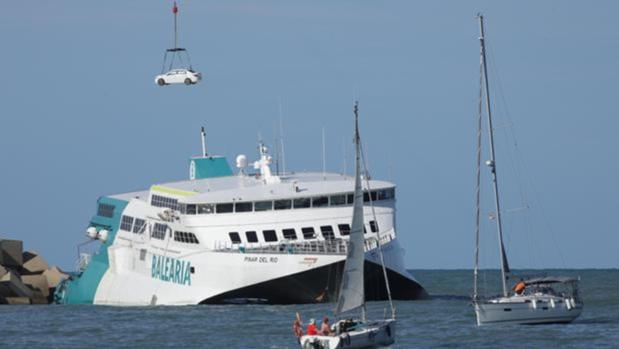 El ferry encallado en Denia será desmontado por secciones tras descartar el reflotamiento