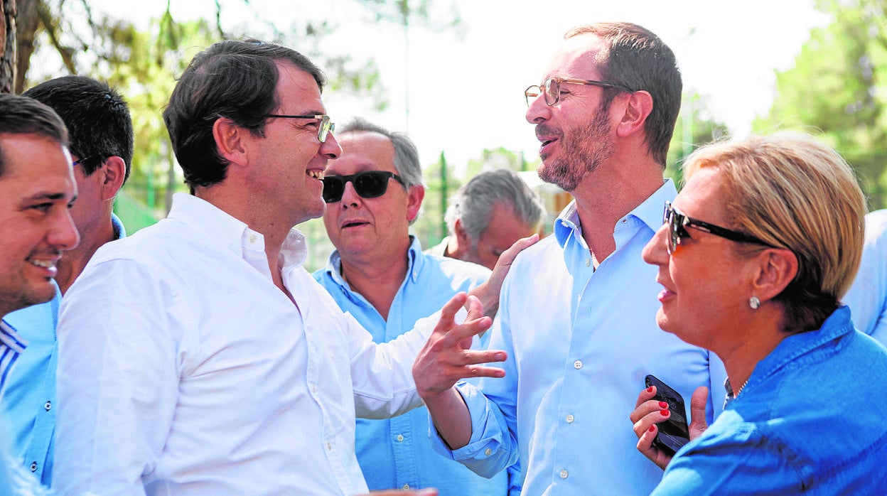 Alfonso Fernández Mañueco y Javier Maroto, ayer en Cantalejo (Segovia) en compañía de Paloma Sanz