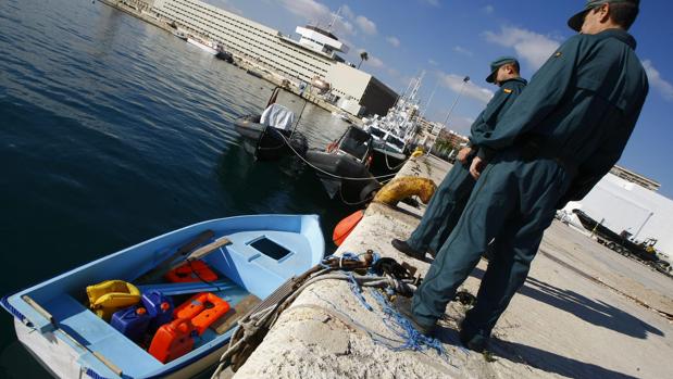 Una patera con diez inmigrantes, dos de ellos menores, llega a las costas de El Campello