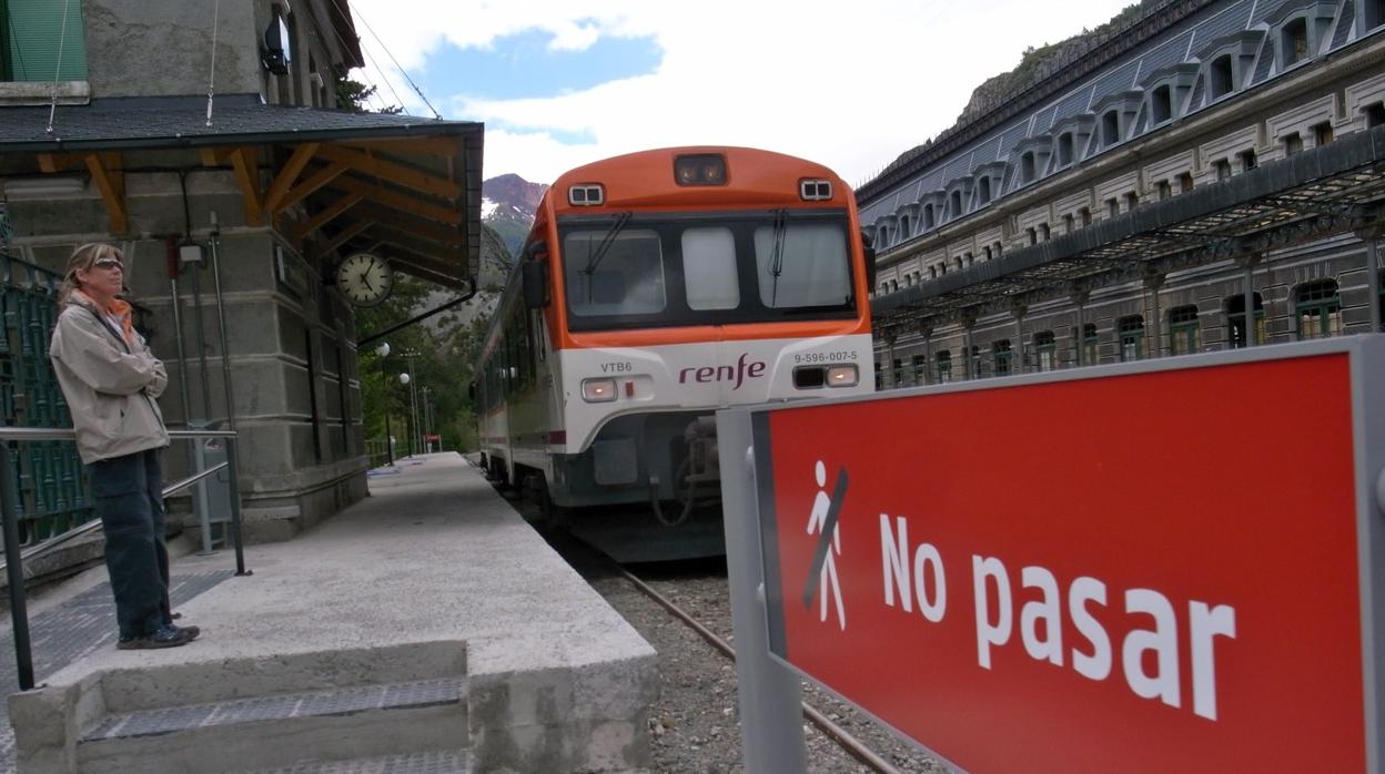 Imagen de archivo de un tren estacionado en la estación de Canfranc