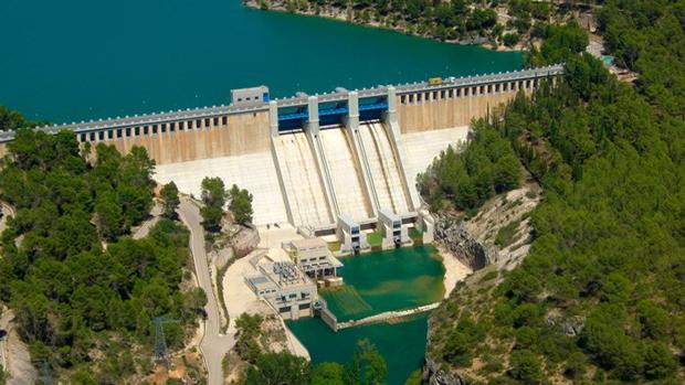 Fallece una mujer tras caer un vehículo al embalse de Alarcón