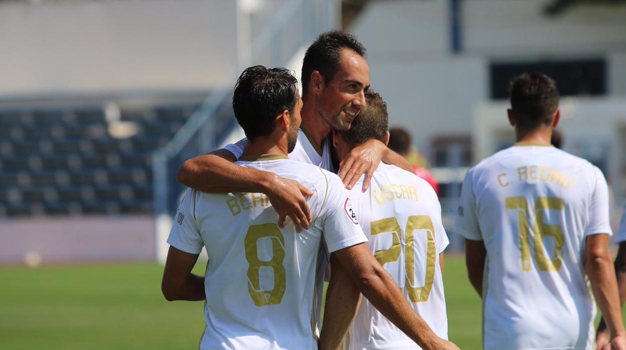 Jugadors del Marbella celebran uno de sus dos goles