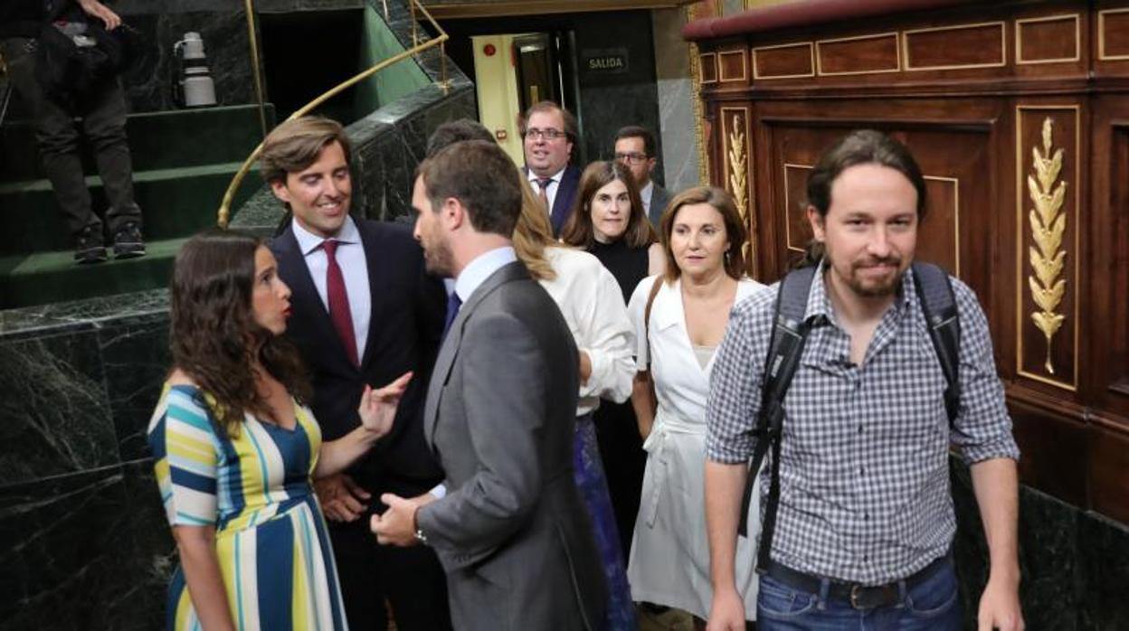 Pablo Iglesias junto a Pablo Casado y Pablo Montesinos en el Congreso