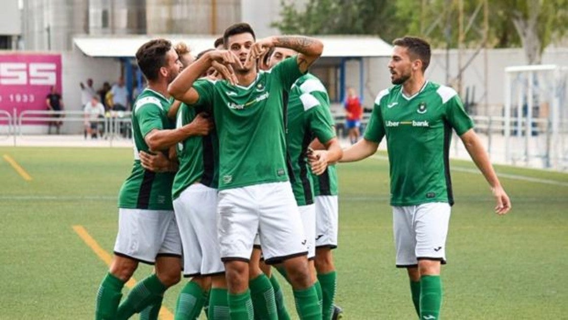 Los jugadores del Toledo celebran uno de sus goles