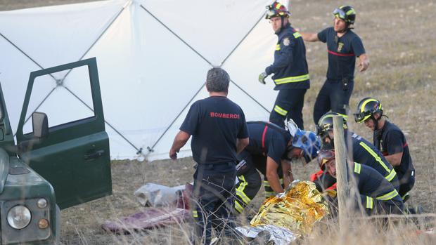 Un bombero, herido de gravedad al ser embestido por un novillo que viajaba en un camión accidentado