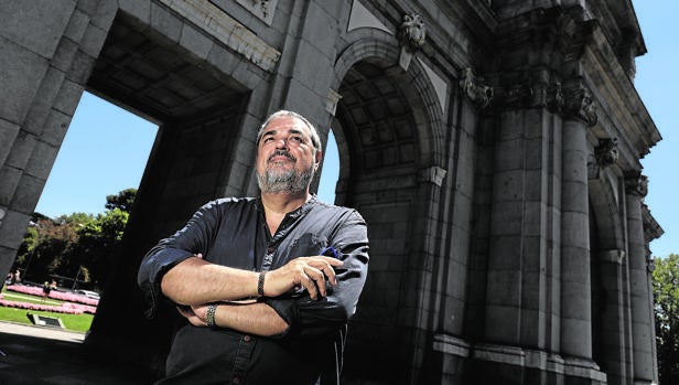 Carlos Aganzo recorre en un libro diez historias capitales de Madrid