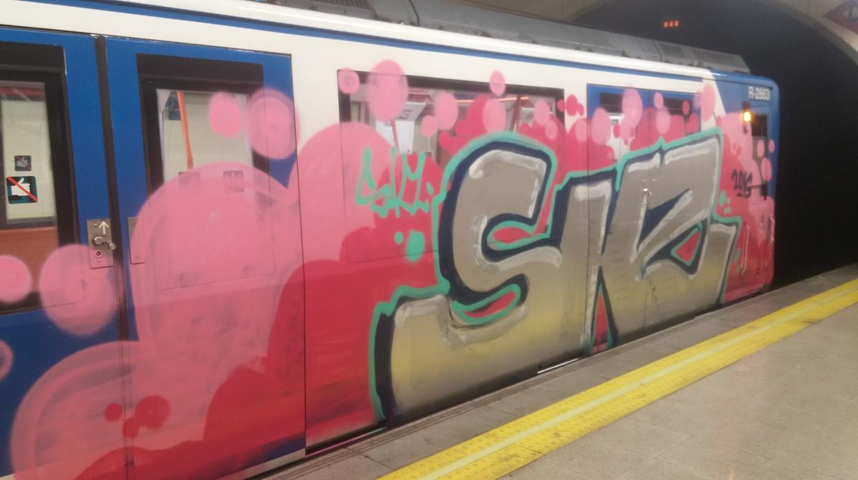 Un vagón de Metro de Madrid, vandalizado