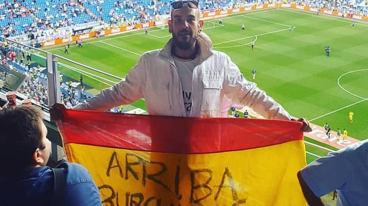 El disyóquey, con una bandera de España