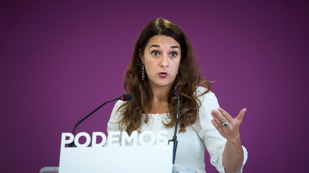 La portavoz de Podemos, Noelia Vera, durante la rueda de prensa que ofreció hoy lunes en la sede de su partido tras la reun ión del Consejo de Coordinación de la formación